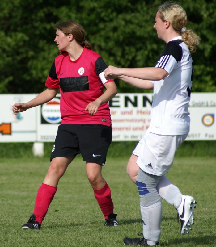 FSV Friedensdorf - KSV Hessen Frauen 2:1 (0:1): Janina Thür und Gegnerin