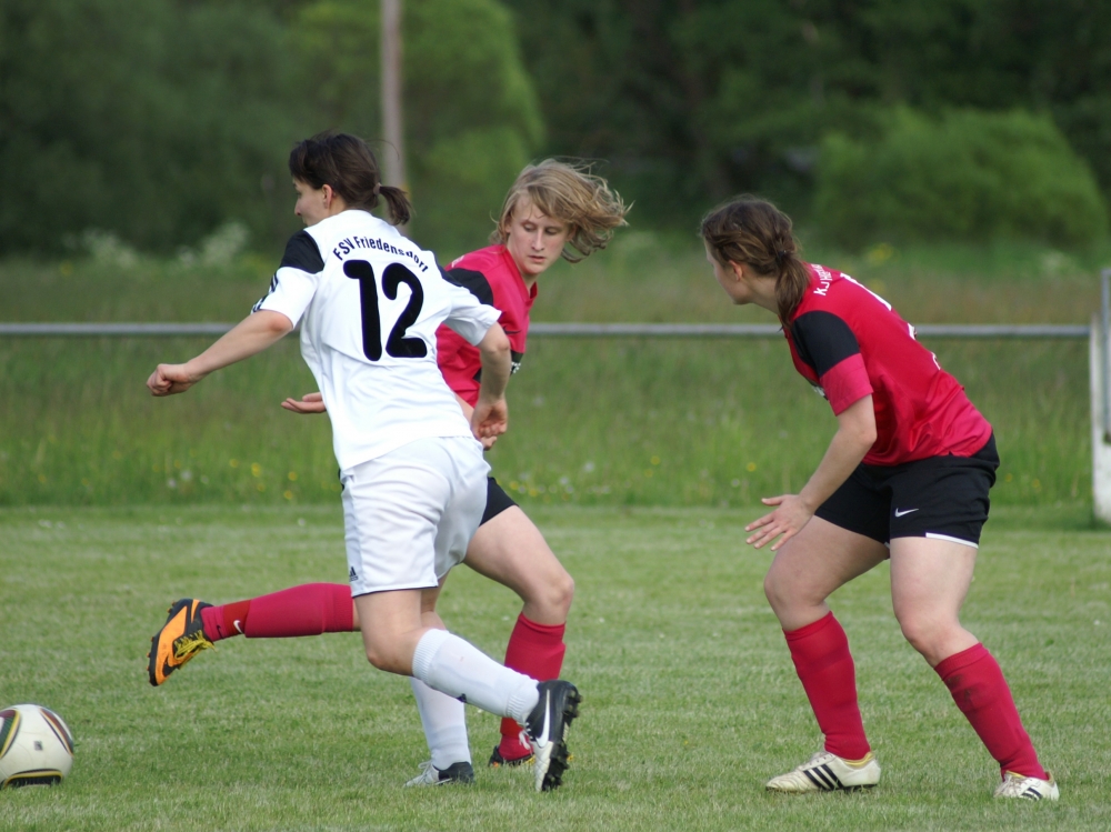 FSV Friedensdorf - KSV Hessen Frauen 2:1 (0:1): Insa Fischer (li.), Jasmin Glißner und Gegnerin