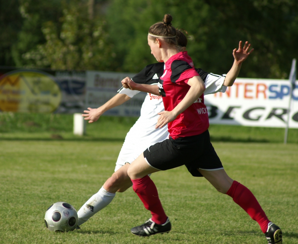 FSV Friedensdorf - KSV Hessen Frauen 2:1 (0:1): Laura Wickert und Gegnerin