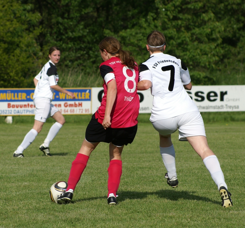 FSV Friedensdorf - KSV Hessen Frauen 2:1 (0:1): Janina Thür am Ball