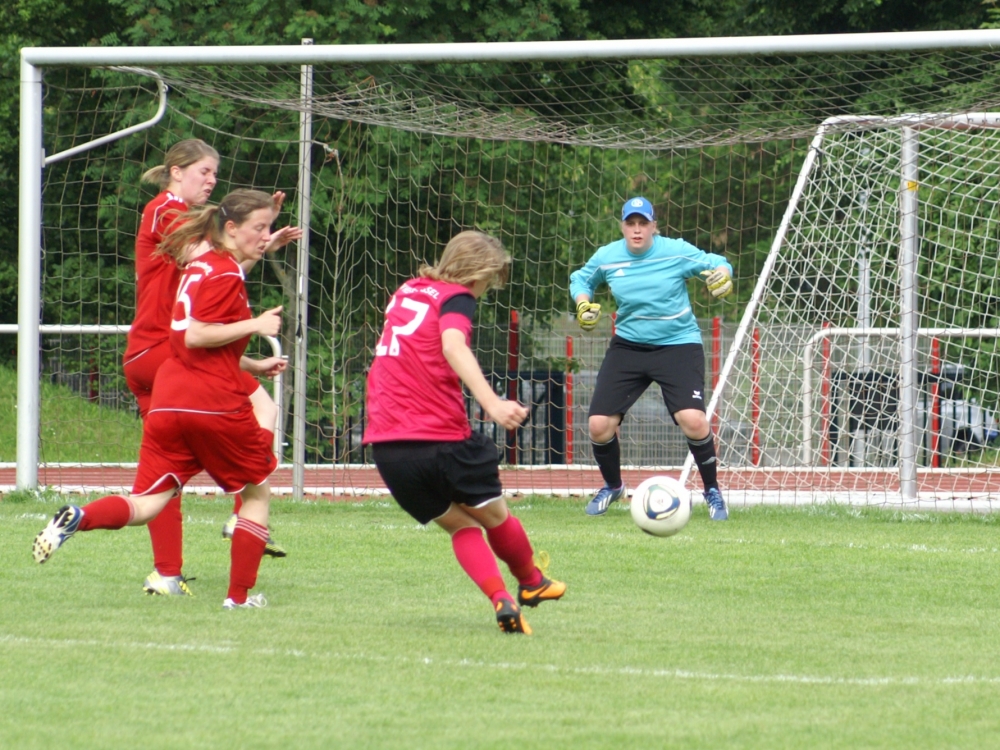 DFC Allendorf/Eder - KSV Hessen Frauen: Insa Fischer beim Torschuss