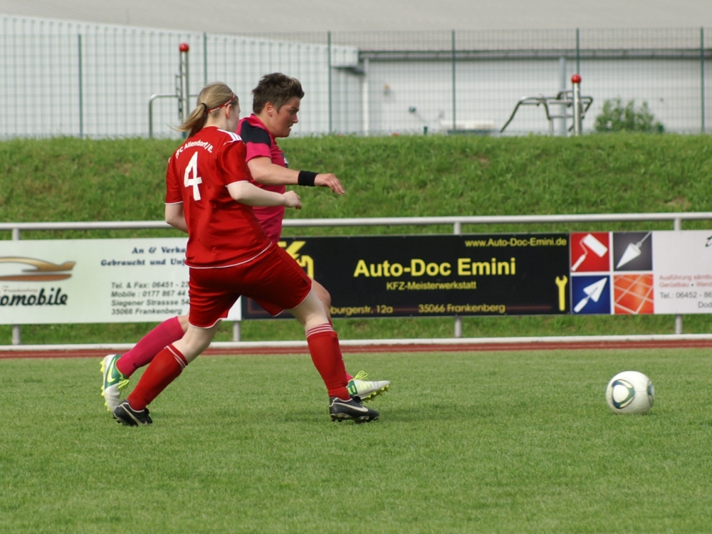DFC Allendorf/Eder - KSV Hessen Frauen: Angi Künzl hat den Ball im Blick