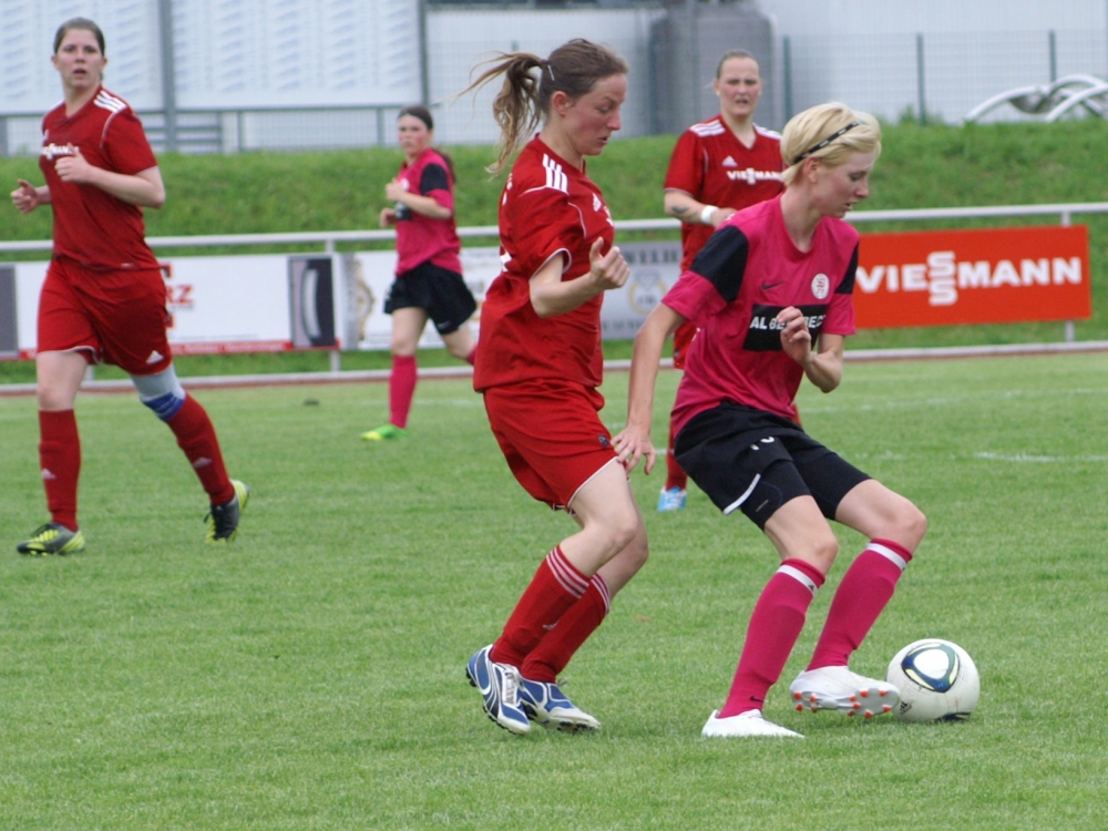 DFC Allendorf/Eder - KSV Hessen Frauen: Ricarda Grieß mit Gegnerin im Rücken