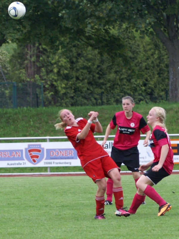 DFC Allendorf/Eder - KSV Hessen Frauen: Tania Bogatsch und Laura Wickert (im Hintergrund)
