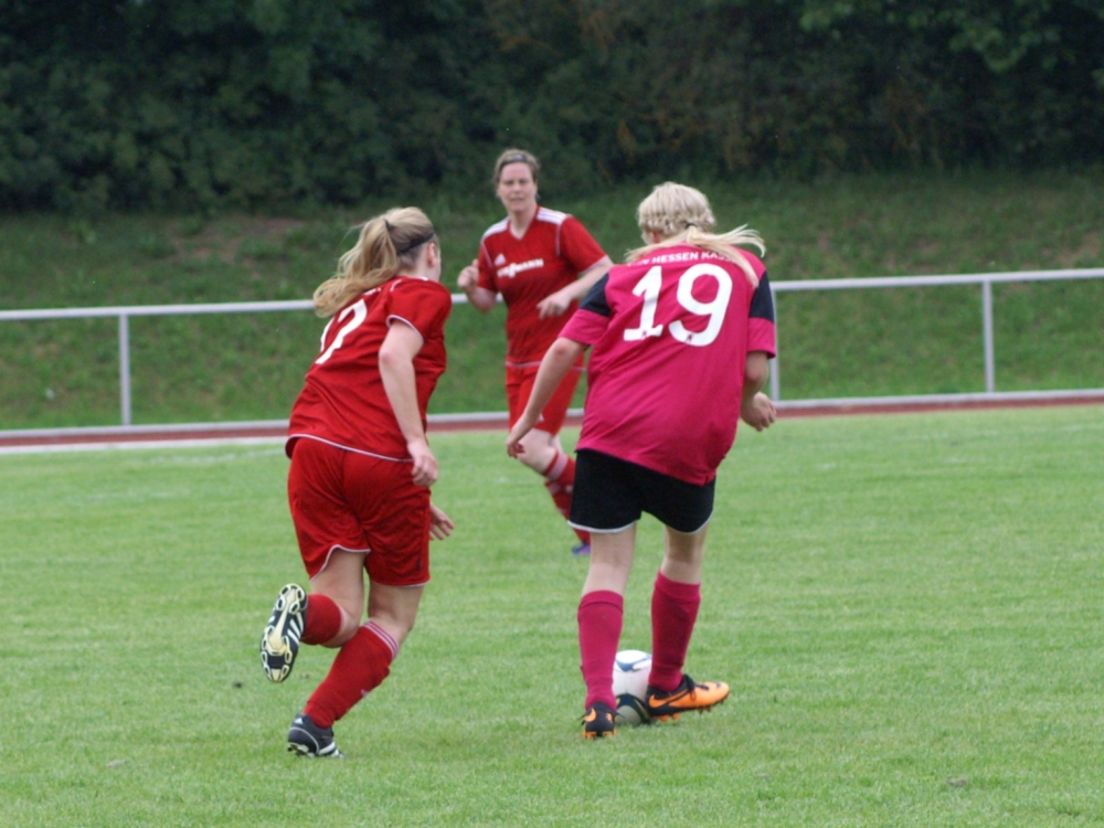 DFC Allendorf/Eder - KSV Hessen Frauen: Tania Bogatsch am Ball