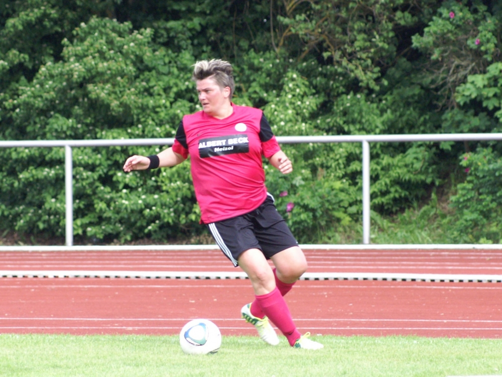 DFC Allendorf/Eder - KSV Hessen Frauen: Angela Künzl am Ball