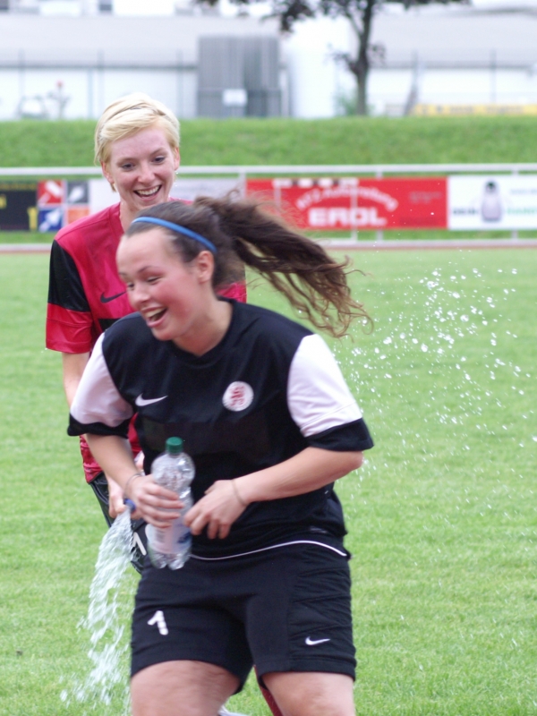 DFC Allendorf/Eder - KSV Hessen Frauen: Loreta Beqa und Ricarda Grieß (hinten)