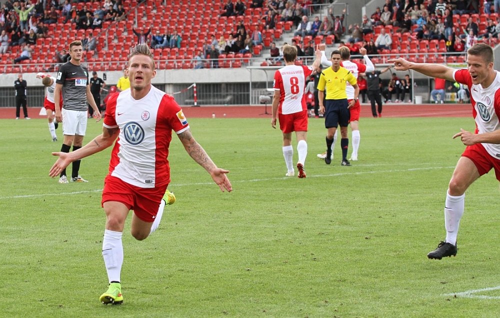 Dennis Lemke bejubelt Siegtreffer mit Tobias Damm