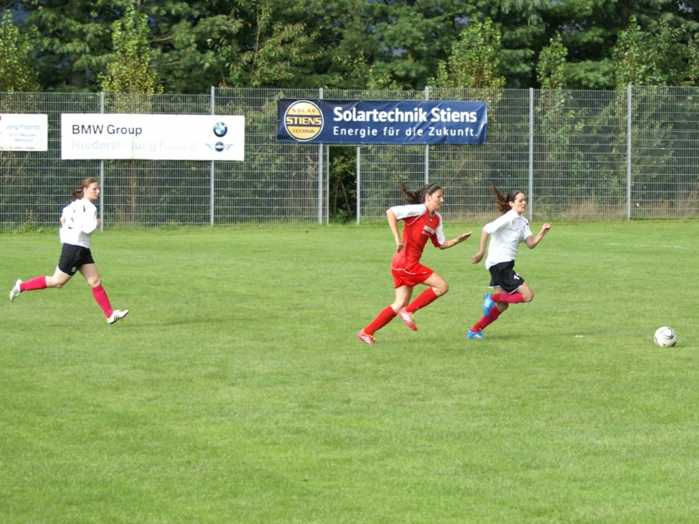 Regionalpokal: SG Hombressen/Udenhausen - KSV-Frauen: Lisa Lattermann und Gegnerin im Sprint