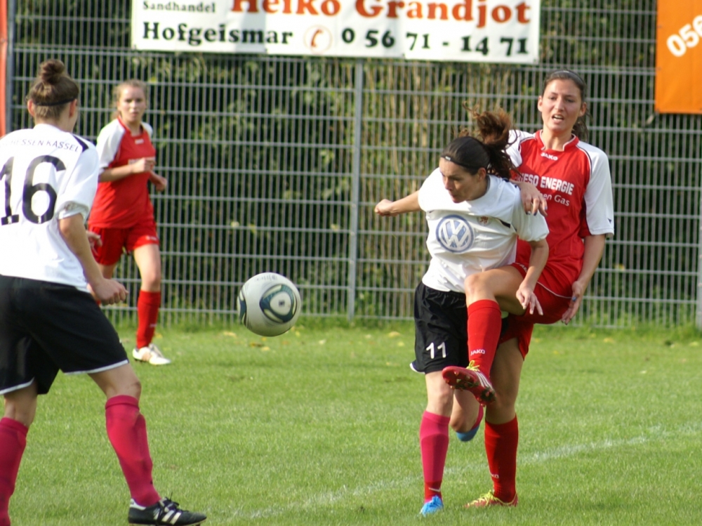 Regionalpokal: SG Hombressen/Udenhausen - KSV-Frauen: Lisa Lattermann im Zweikampf