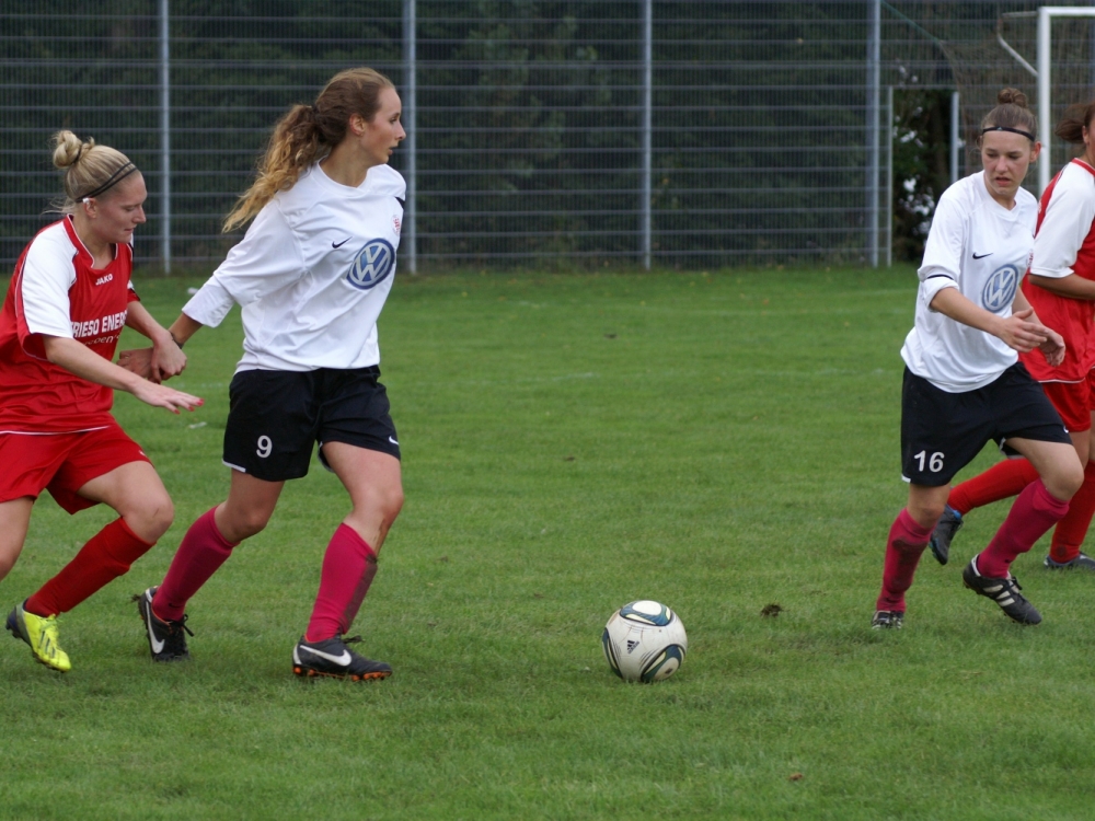 Regionalpokal: SG Hombressen/Udenhausen - KSV Frauen: Maite Serrano (li.) und Laura Wickert (re.)