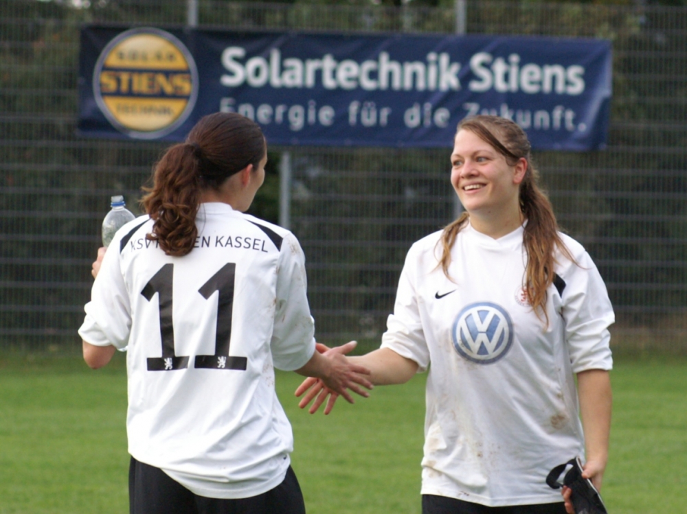 Regionalpokal: SG Hombressen/Udenhausen - KSV-Frauen: Nadine Schütze (re.) und Lisa Lattermann (li.) nach dem Abpfiff