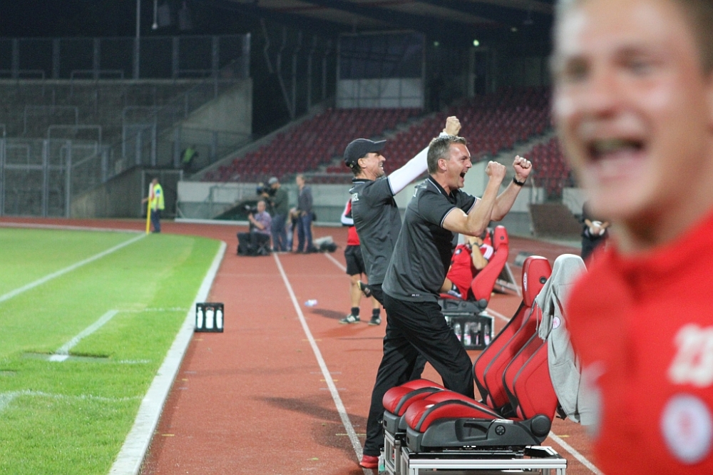 Die Trainer und Tobias Schlöffel beim Torjubel 