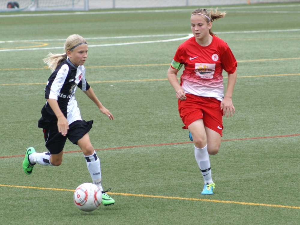 KSV C-Mädchen - Eintracht Frankfurt: Johanna Schäfer und Gegnerin