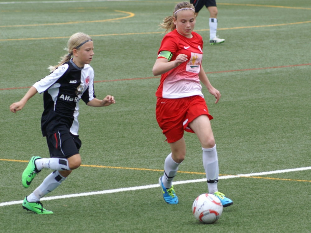 KSV C-Mädchen - Eintracht Frankfurt: Johanna Schäfer am Ball