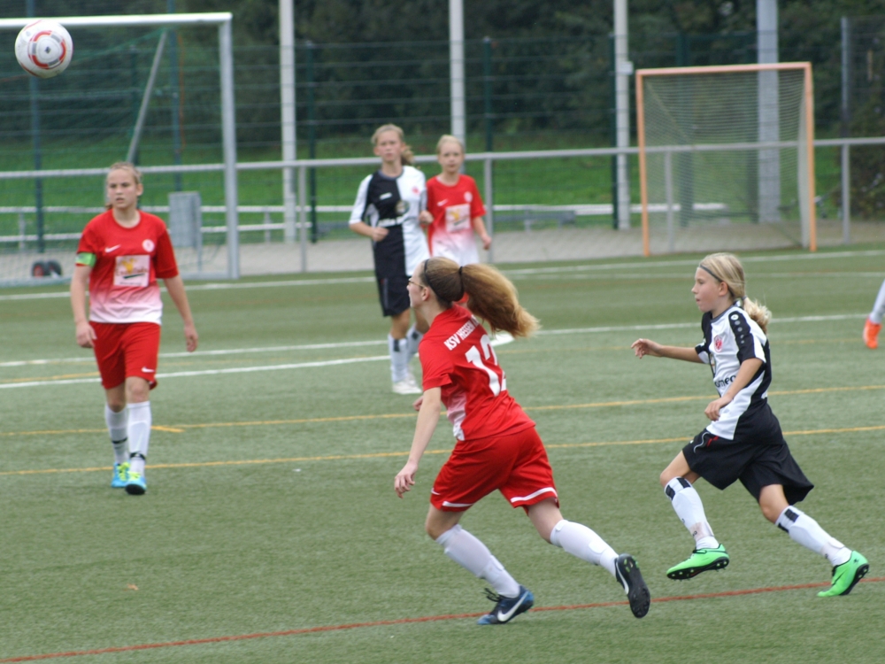 KSV C-Mädchen - Eintracht Frankfurt: Lara Daum mit Ball im Blick