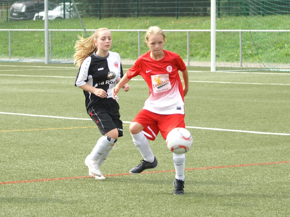 KSV C-Mädchen - Eintracht Frankfurt: Mira Knoblauch und Gegnerin