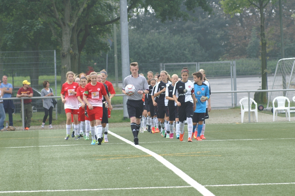 KSV C-Mädchen - Eintracht Frankfurt: Einlaufen der Mannschaften