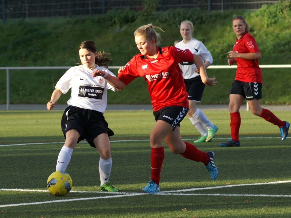 KSV Hessen Frauen - SV Kathus: Alina Weiß am Ball
