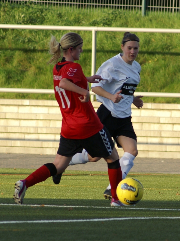 KSV Hessen Frauen - SV Kathus: Laura Wickert und Gegnerin