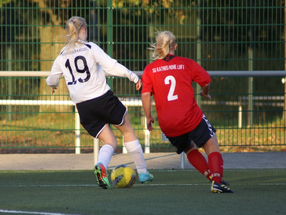 KSV Hessen Frauen - SV Kathus: Tania Bogatsch am Ball