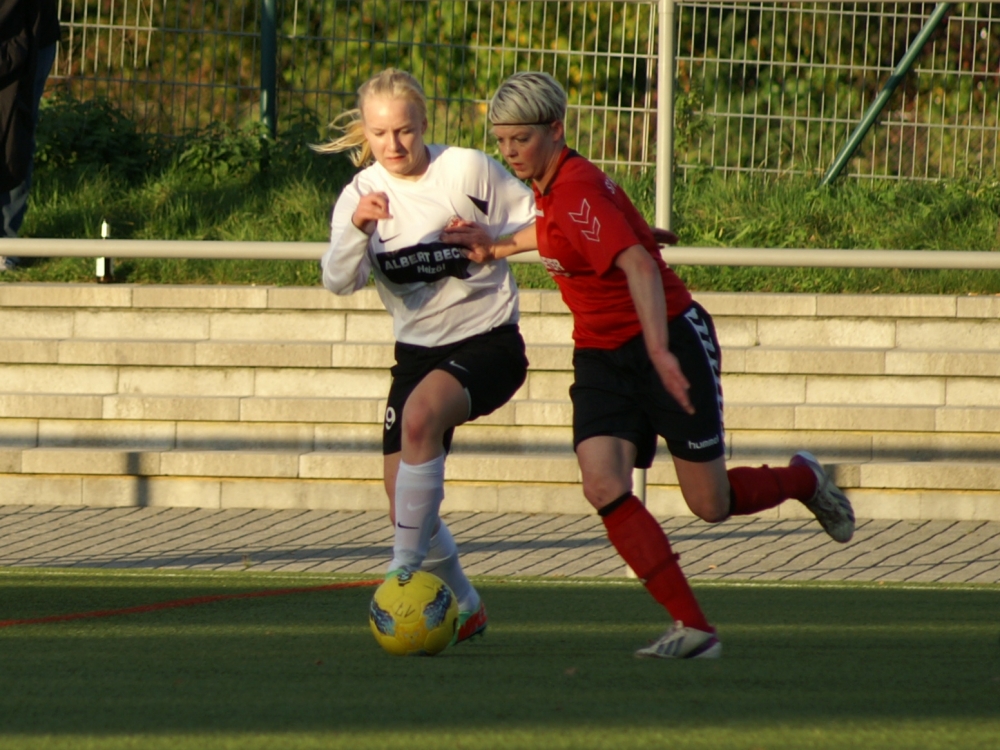 KSV Hessen Frauen - SV Kathus: Tania Bogatsch greift an
