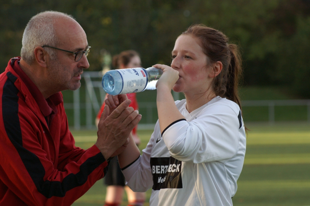 KSV Hessen Frauen - SV Kathus: Trainer Carlos Serrano und Annika Dieling