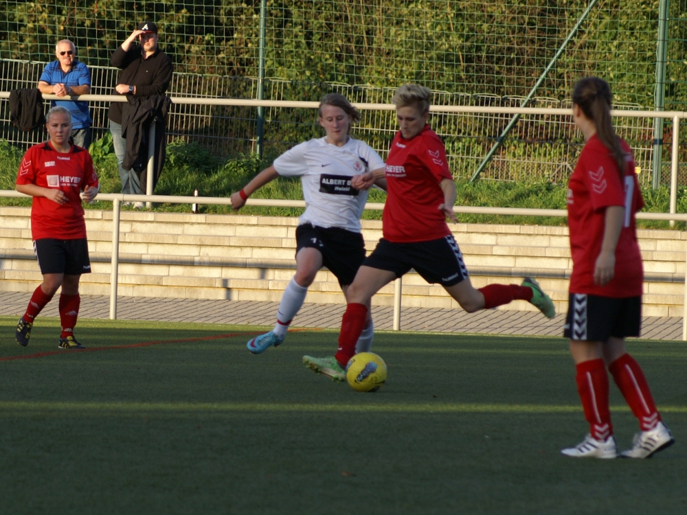 KSV Hessen Frauen - SV Kathus: Insa Fischer im Zweikampf