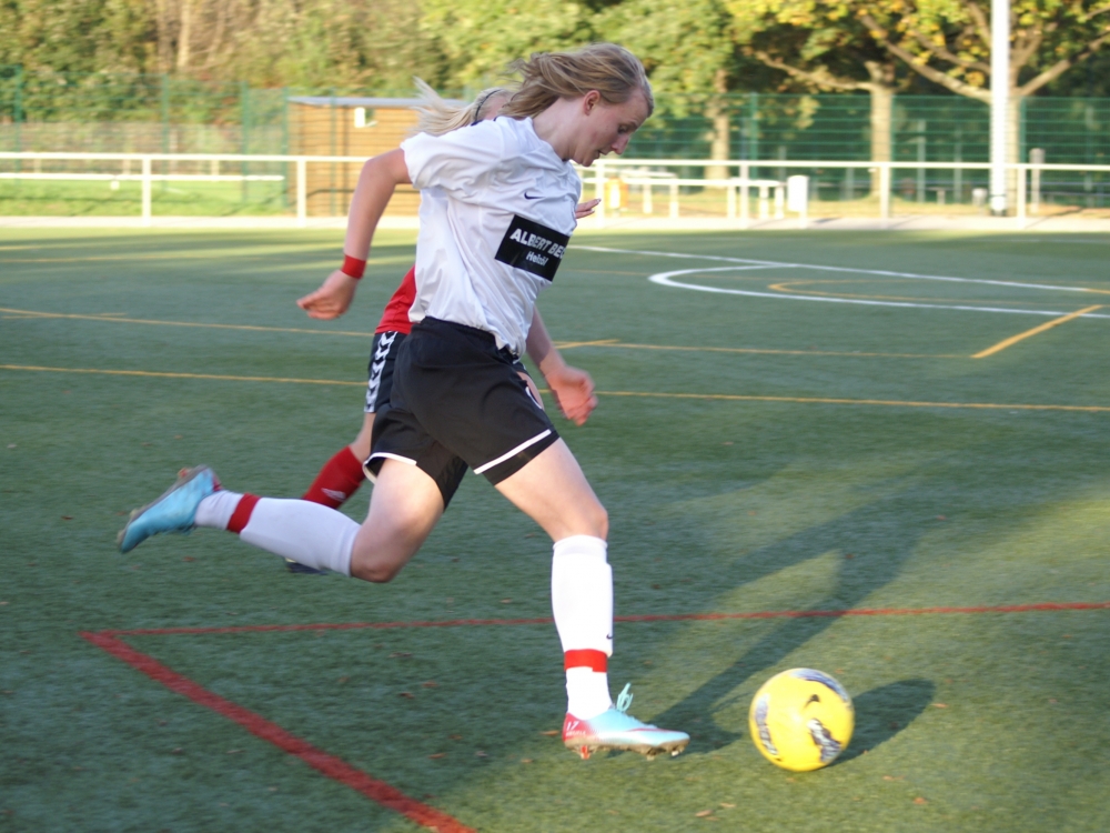 KSV Hessen Frauen - SV Kathus: Insa Fischer am Ball