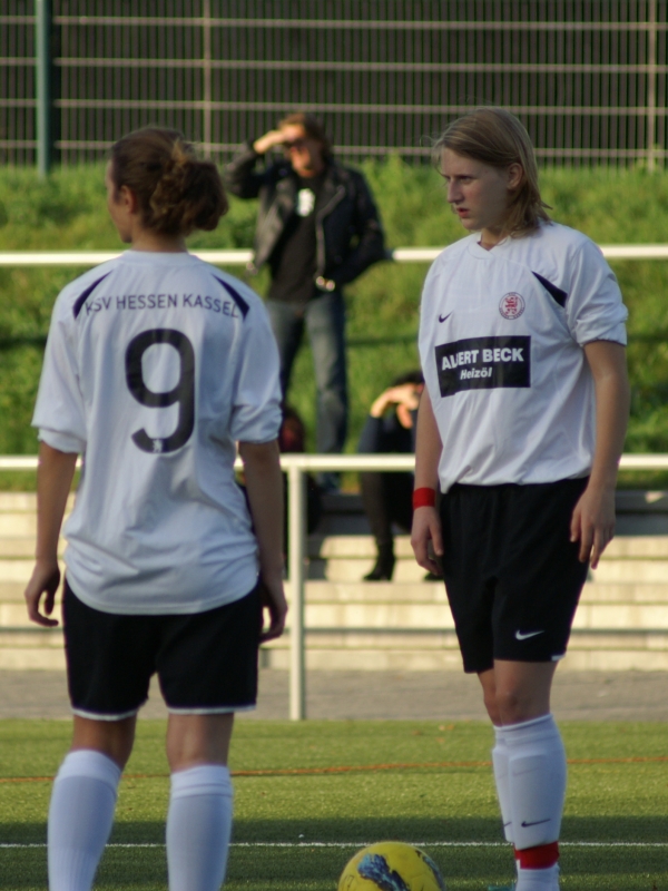 KSV Hessen Frauen - SV Kathus: Maite Serrano (links) und Insa Fischer