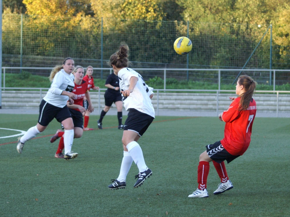 KSV Hessen Frauen - SV Kathus: Kopfvorlage von Maite Serrano (Mitte) für Katrin Sirringhaus (links)