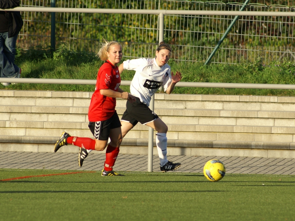 KSV Hessen Frauen - SV Kathus: Laura Wickert - bereit zum Doppelpass