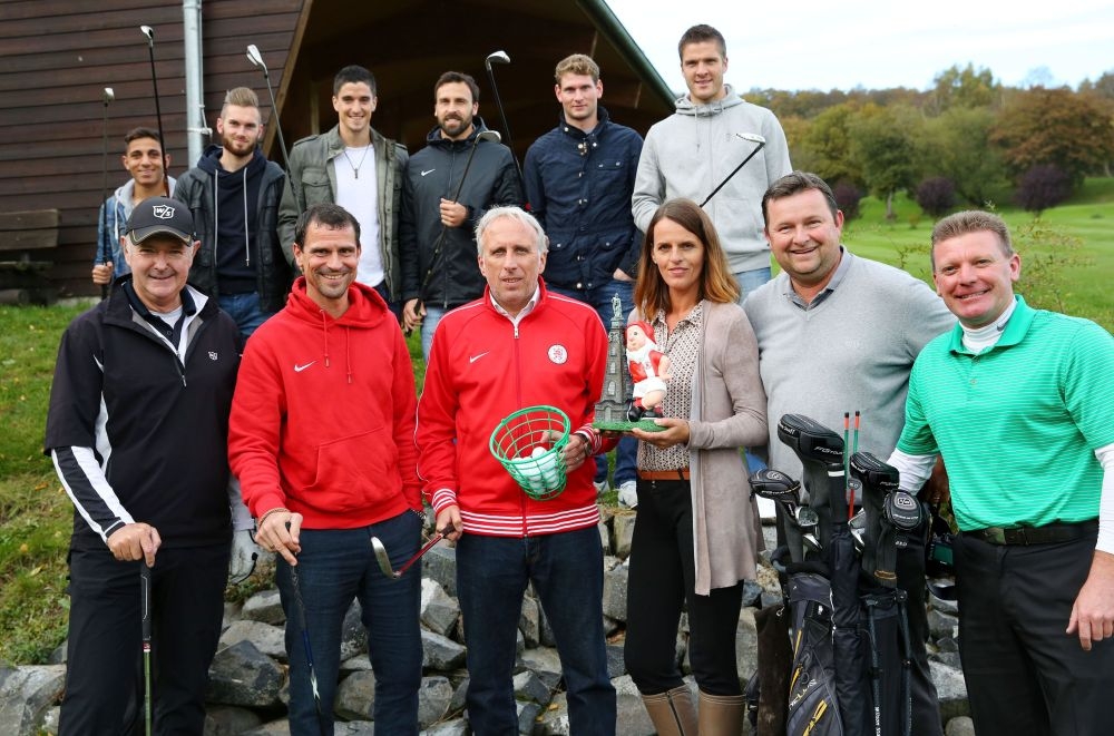 Teambuilding-Massnahme: KSV Hessen geht Golfen Golf Club Kassel Wilhelmshöhe
v.l. Golfpros: Nigel Elder (scharz) Matthias Mink, KSV Michael Pfeffer, Andrea Klug (GC Kassel-Wilhelmshöhe) Mike McLean (grau) Andrew Winstanley (grün)
Foto: Fischer