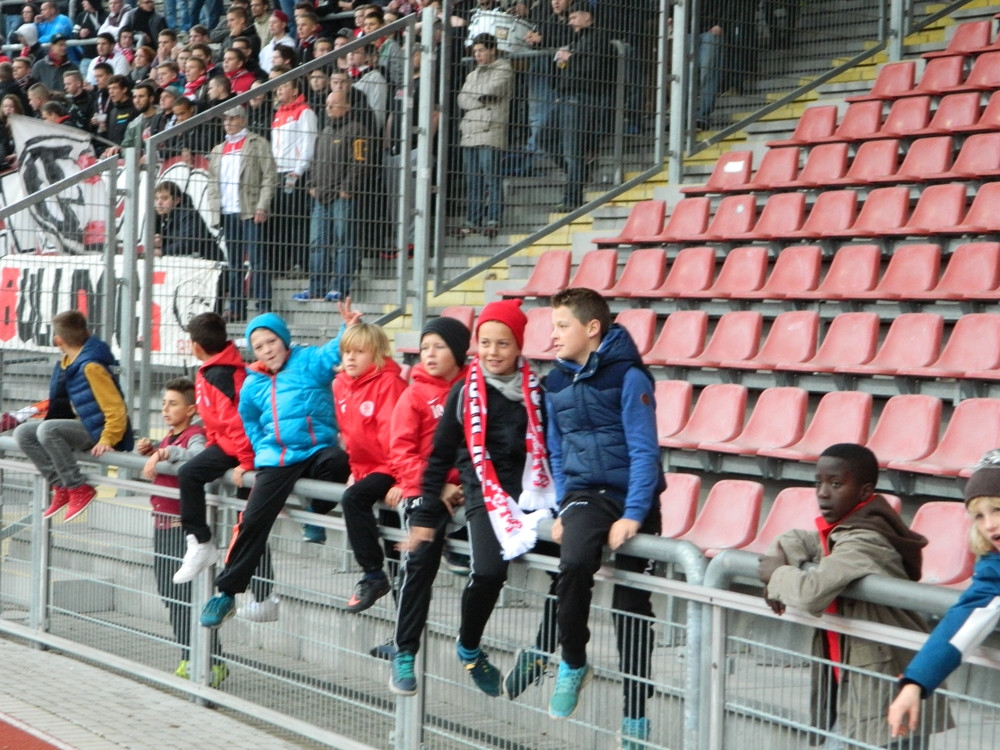 Herbstcampteilnehmer beim Heimspiel gegen Trier