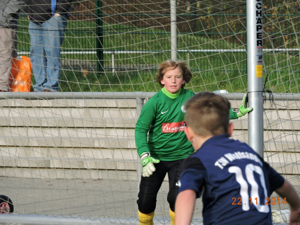 Gegner und Ball immer im Blick, Niclas hat alles im Griff