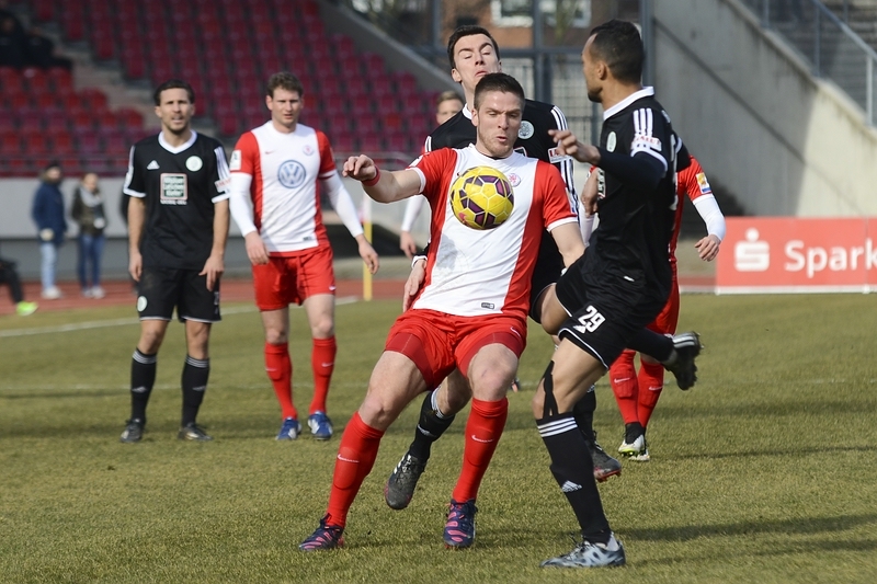 KSV Hessen - FC Homburg: Tobias Damm, Ingmar Merle im Hintergrund