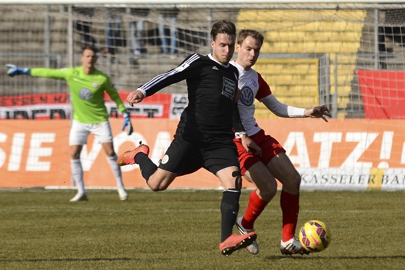KSV Hessen - FC Homburg: Enrico Gaede, Kevin Rauhut im Hintergrund