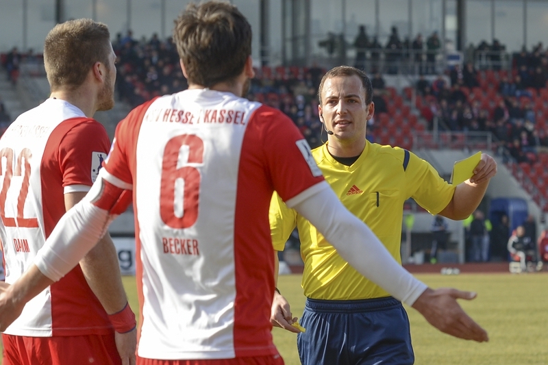 KSV Hessen - FC Homburg: Gelbe Karte für Tobias Becker
