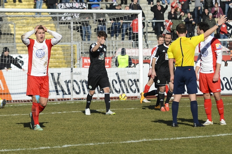 KSV Hessen - FC Homburg: Benjamin Girth, Tor wurde nicht gegeben