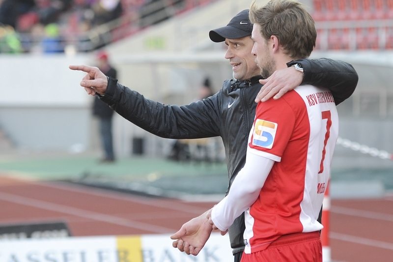 KSV Hessen - FC Homburg: Matthias Mink wechselt Sebastian Schmeer ein