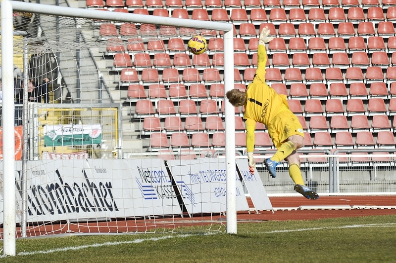 KSV Hessen - FC Homburg: Torschuss