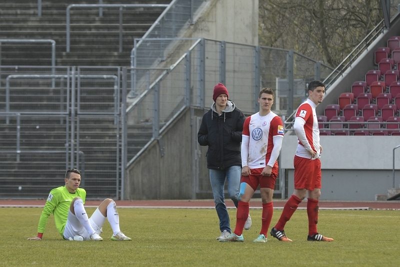 KSV Hessen - FC Homburg: Niedergeschlagen am Boden - Kevin Rauhut, Lutz Anders, Benjamin Girth, Stefan Müller