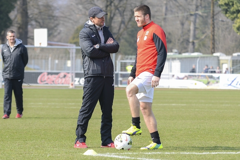 Trainer Matthias Mink vor dem Spiel in Freiburg im Gespräch mit Tobias Damm