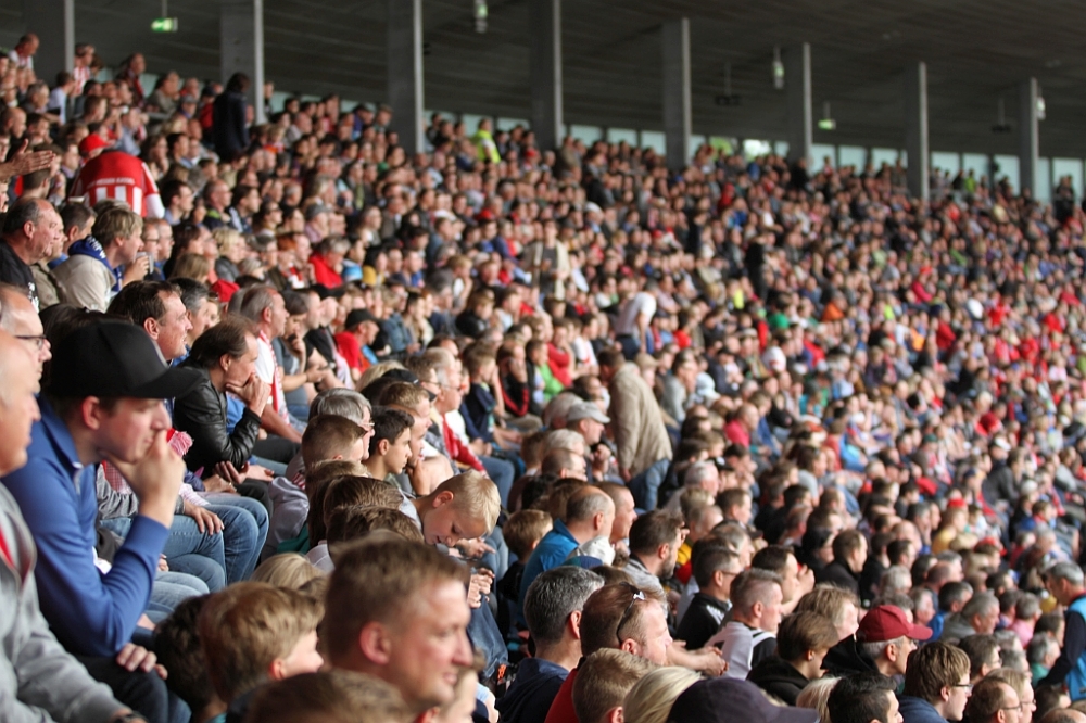 Volle Osttribüne