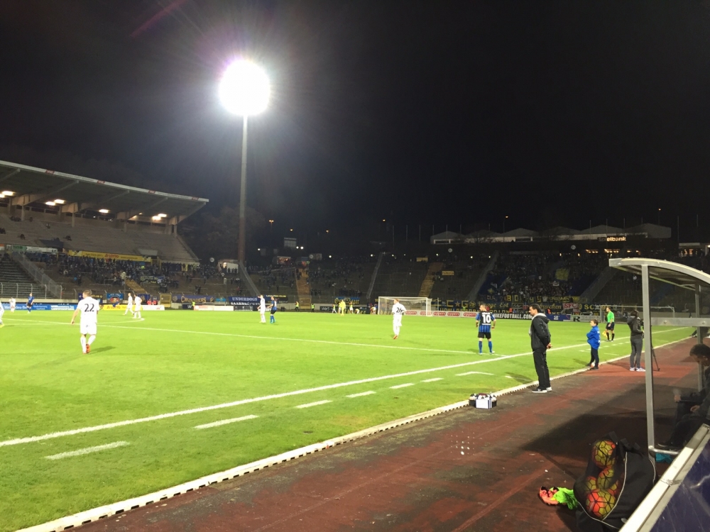 1.FC Saarbrücken - KSV Hessen: Flutlichtatmosphäre