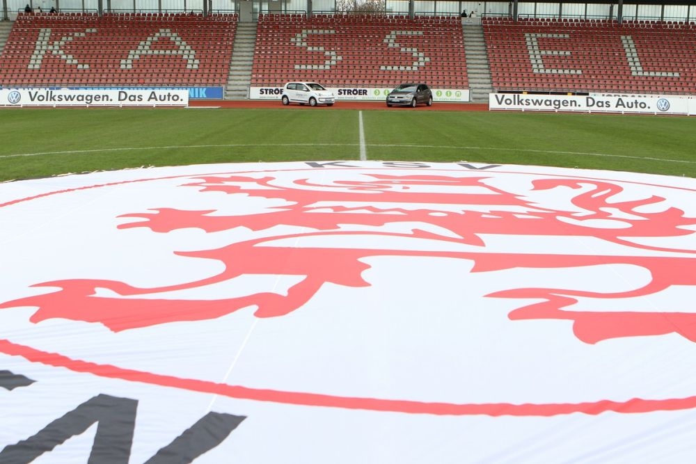 KSV Hessen - SC Freiburg II: Mittelkreisabdeckung mit dem Löwen