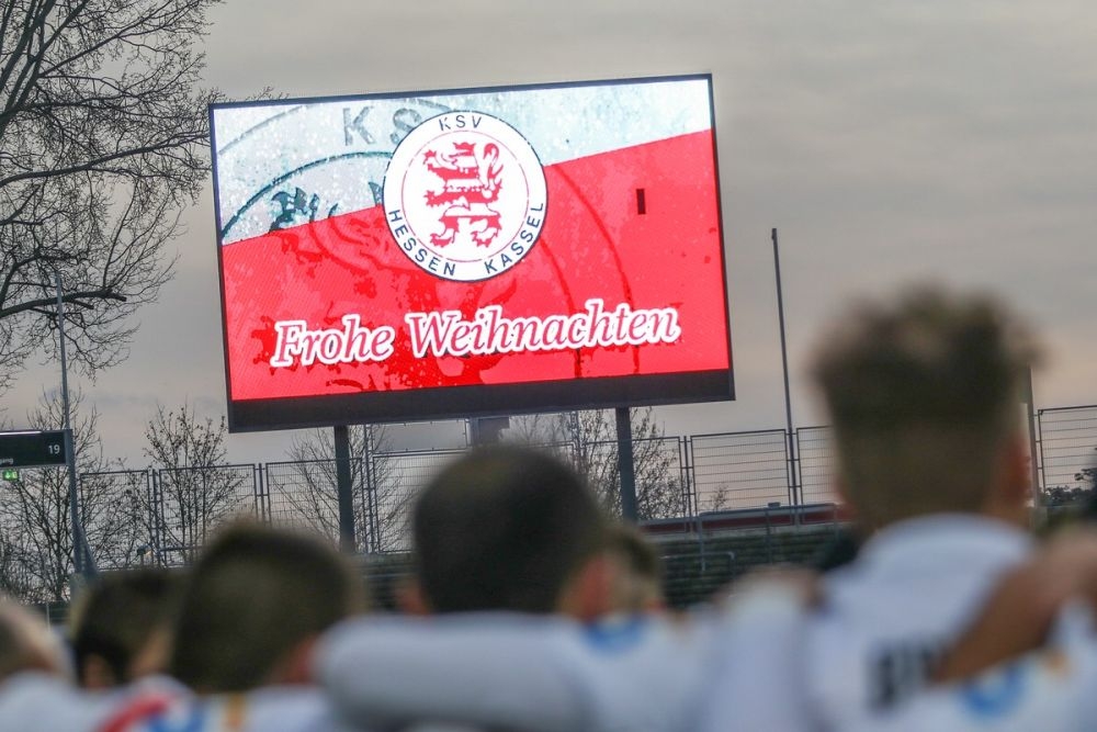 KSV Hessen - SC Freiburg II: Frohe Weihnachten auf Videowand