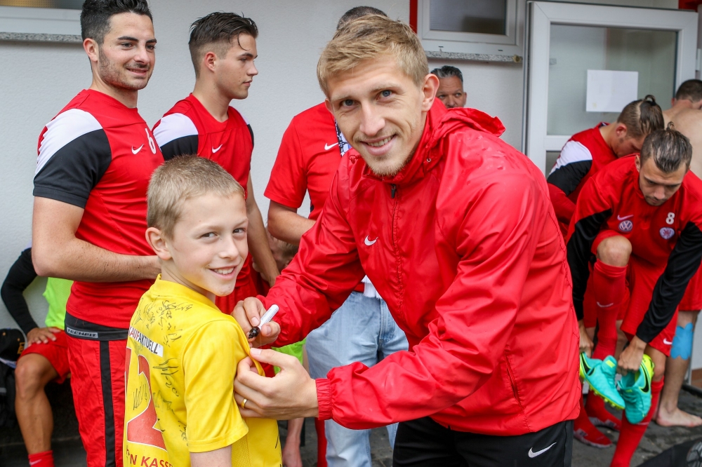 Mannschaftsvorstellung KSV Hessen Kassel auf dem Trainingsplatz am Clubhaus am 02.07.2016; für online
Foto: Hedler