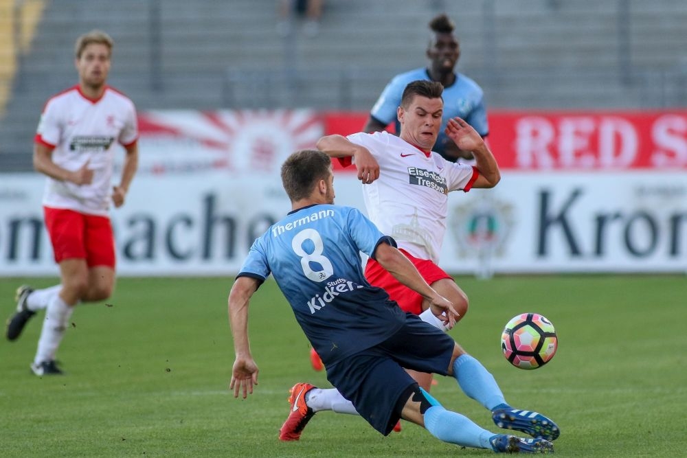 30.08.2016; KSV Hessen Kassel - Stuttgarter Kickers; im Bild v.l.n.r.: Yannick Thermann (Stuttgarter Kickers), Steven Rakk (KSV Hessen Kassel)
Foto: Hedler