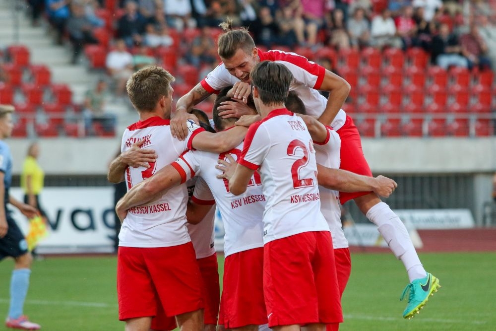 30.08.2016; KSV Hessen Kassel - Stuttgarter Kickers; im Bild v.l.n.r.: Torjubel nach dem 1:0 durch Tobias Damm (KSV Hessen Kassel) 
Foto: Hedler